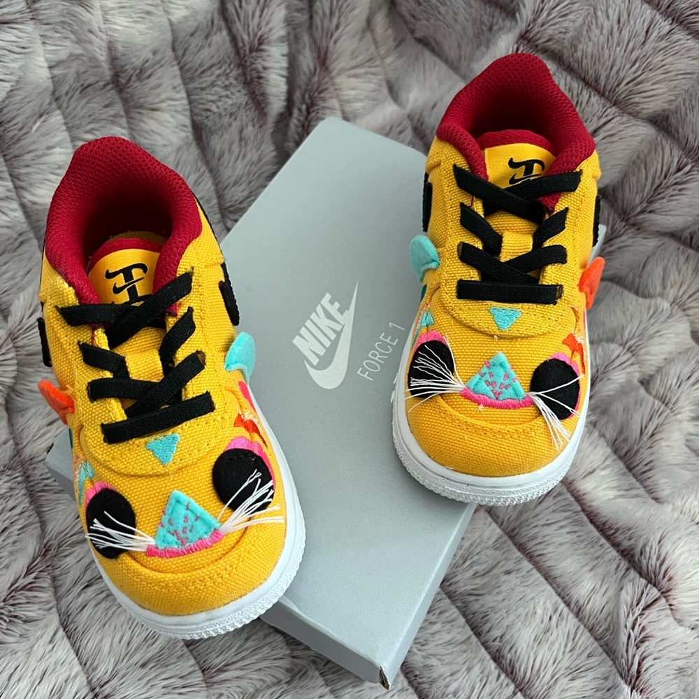 Little girls, Nike sneakers beautiful color, size 7